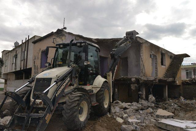 Akdeniz’de metruk binalar yıkılıyor