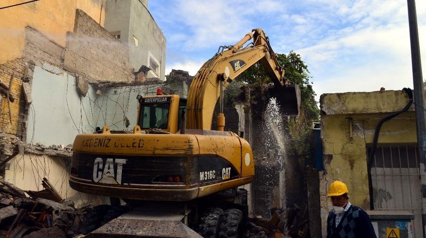 Akdeniz&rsquo;de metruk binalar yıkılıyor