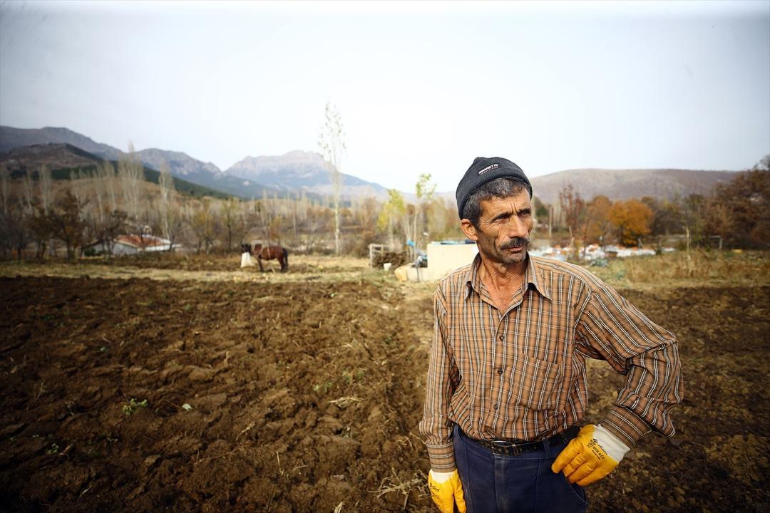 9 kişilik ailesine kara sabanla bakıyor