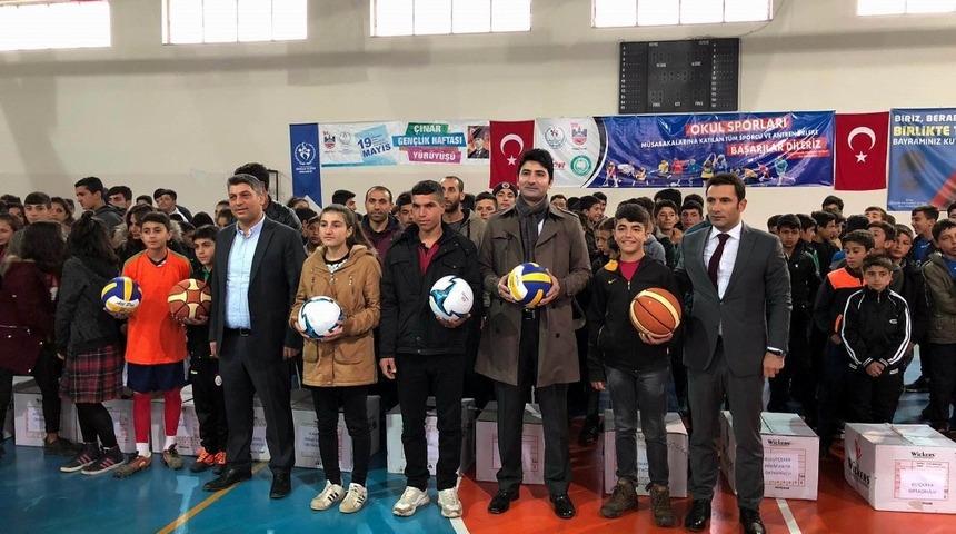 &Ccedil;ınarlı &ouml;ğrencilere malzeme yardımı yapıldı