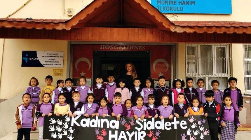 &Ouml;ğrencilerden kadına şiddete koreografili tepki