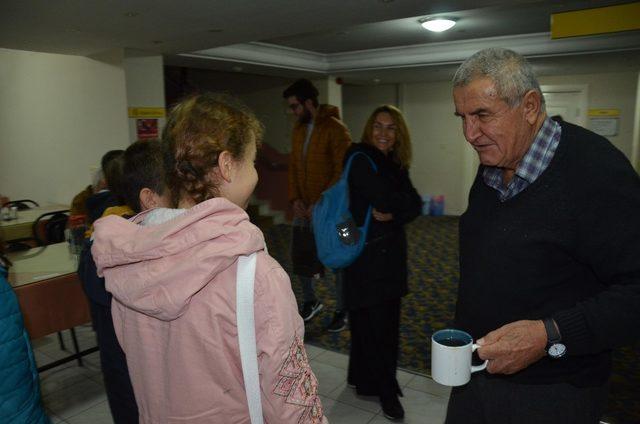 Kuşadası Belediyesi Çocuk Tiyatrosu’ndan huzurevi ziyareti