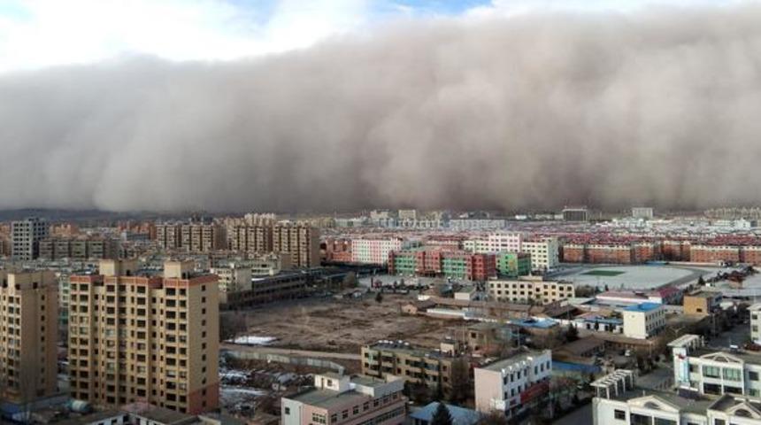 Çin'i kum fırtınası vurdu