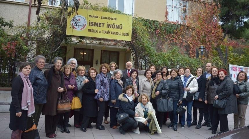 52 yıl sonra mezun oldukları okulda buluştular