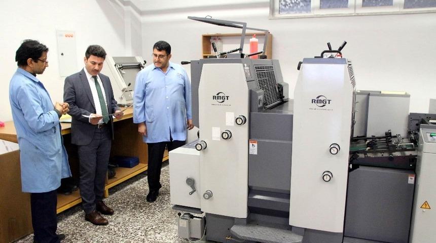 Rekt&ouml;r Karacoşkun &Uuml;niversite matbaasında incelemelerde bulundu