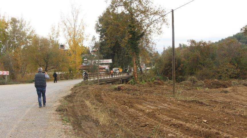 Naras K&ouml;pr&uuml; girişinde bitkiler temizlendi