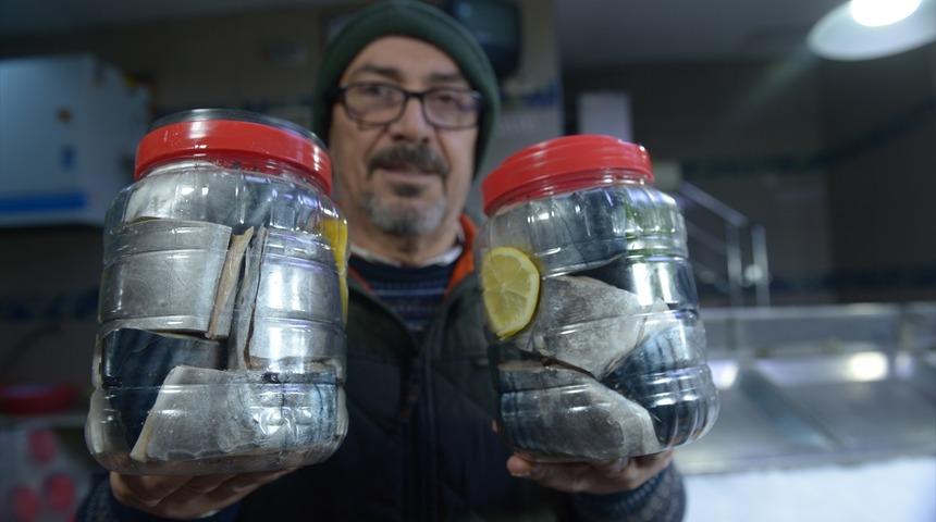 Sezonun son palamutları yazın tüketilmek için tuzlanıyor