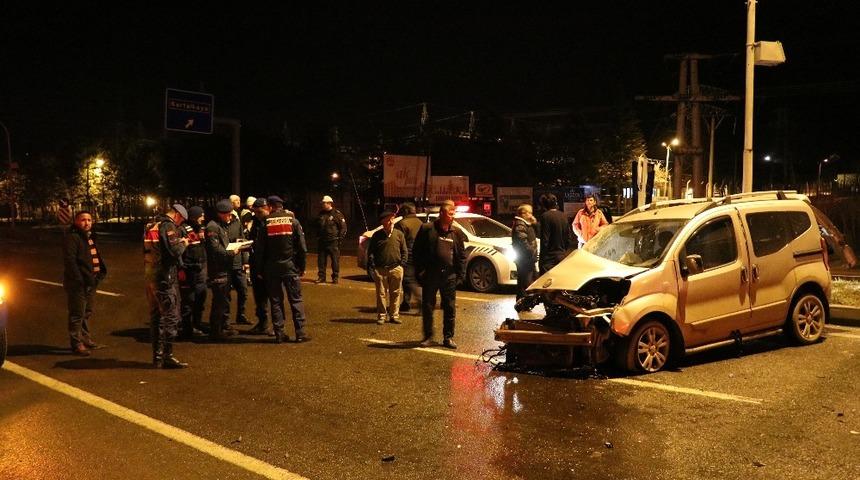 Bolu&rsquo;da kamyonetle minib&uuml;s &ccedil;arpıştı: 3 yaralı
