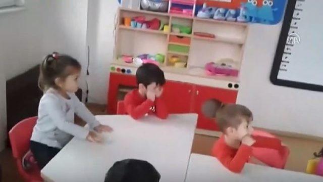 Minik öğrencinin polis amcayla diyaloğu güldürdü