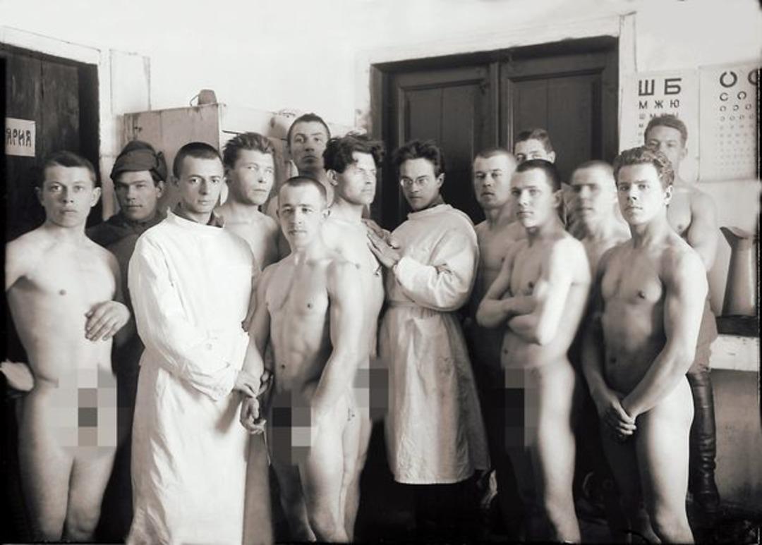 O fotoğraflar ortaya &ccedil;ıktı! Askerleri &ccedil;ırıl&ccedil;ıplak muayene etmişler