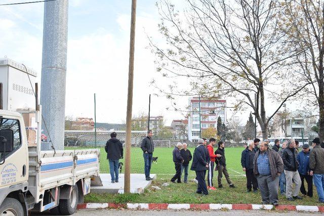 Çardak’ta futbol sahasına kurulacak baz istasyonuna tepki