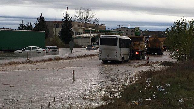 Edirne'de sağanak, su baskınlarına neden oldu, yollar kapandı