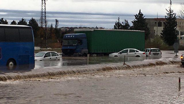 Edirne'de sağanak, su baskınlarına neden oldu, yollar kapandı