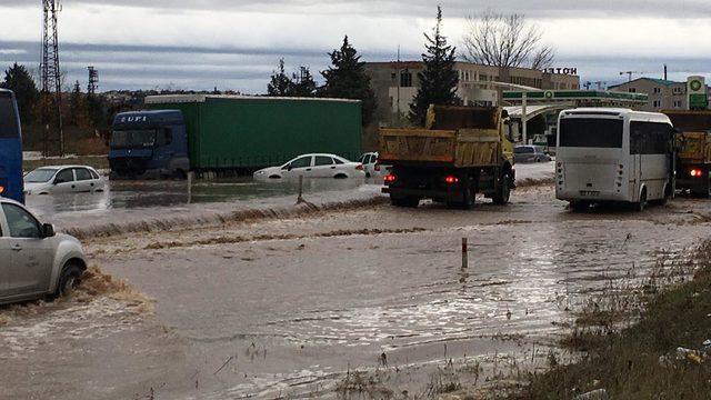 Edirne'de sağanak, su baskınlarına neden oldu, yollar kapandı