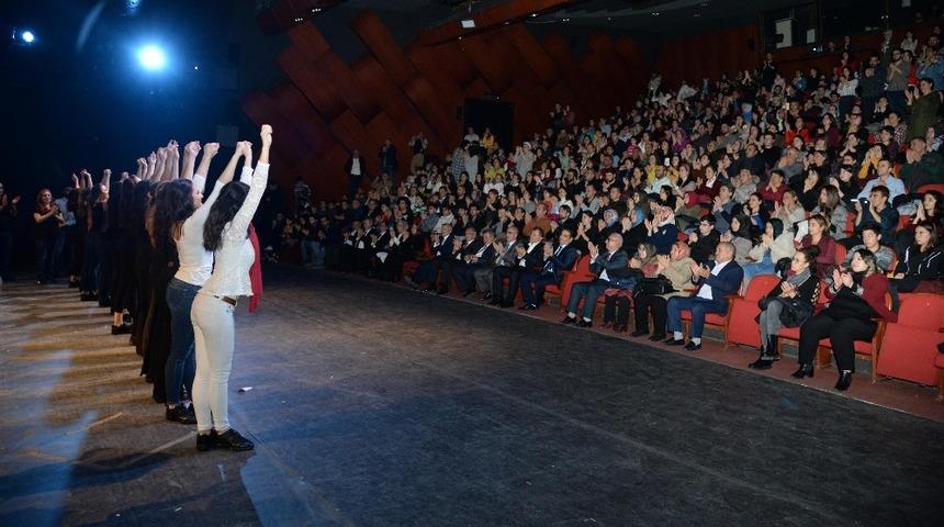 Anadolu Efsaneleri tiyatrosu Ak&uuml;n Sahnesinde oynandı