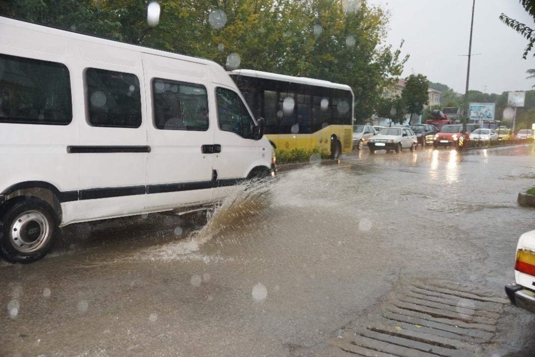 Aydın&rsquo;da sağanak yağış hayatı olumsuz etkiledi