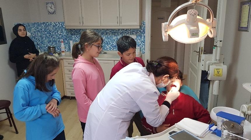 Kartepeli minikler diş hekimleri g&uuml;n&uuml;n&uuml; kutladı