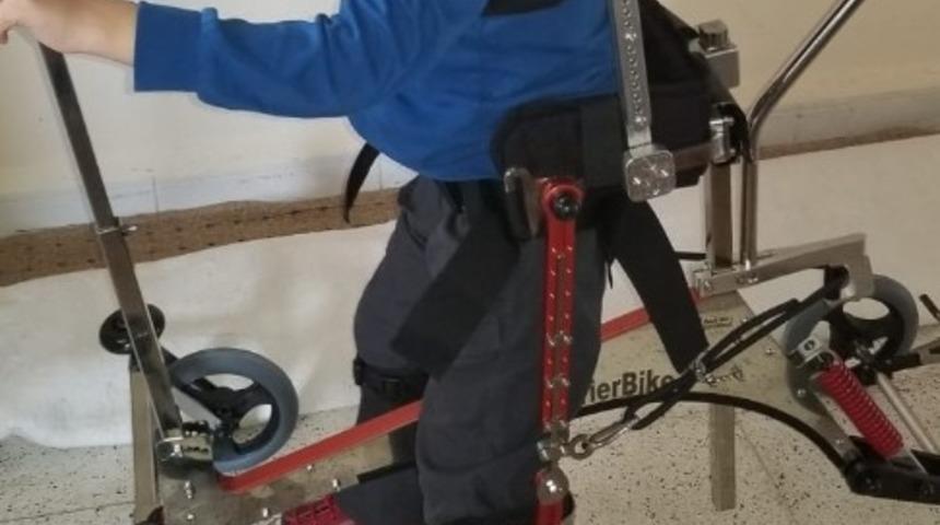 Serebral Palsi hastası &ccedil;ocuk, 7 yıl sonra y&uuml;r&uuml;d&uuml;