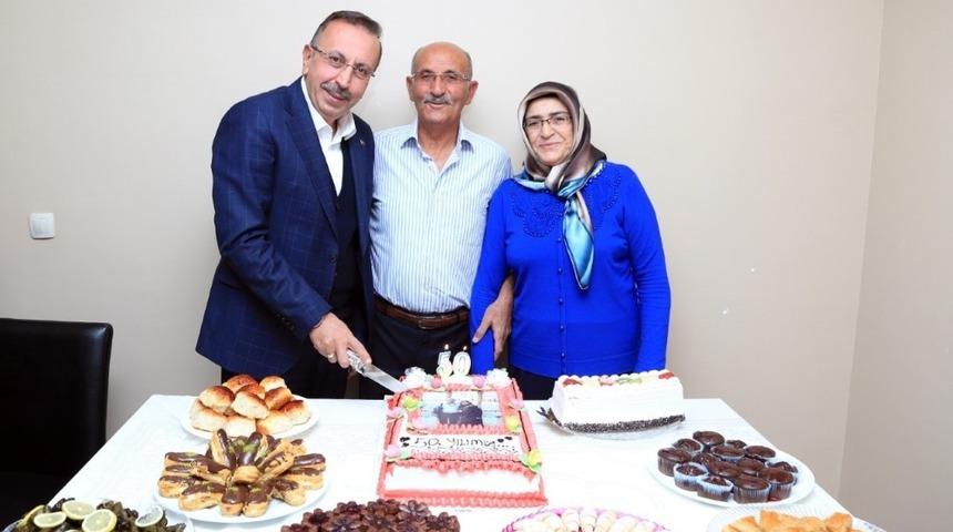50.Evlilik yıld&ouml;n&uuml;m&uuml; pastasını Nevşehir Belediye Başkanı Se&ccedil;en ile birlikte kestiler