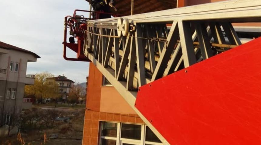 &Ccedil;atıya sıkışan kediyi itfaiye ekipleri kurtardı