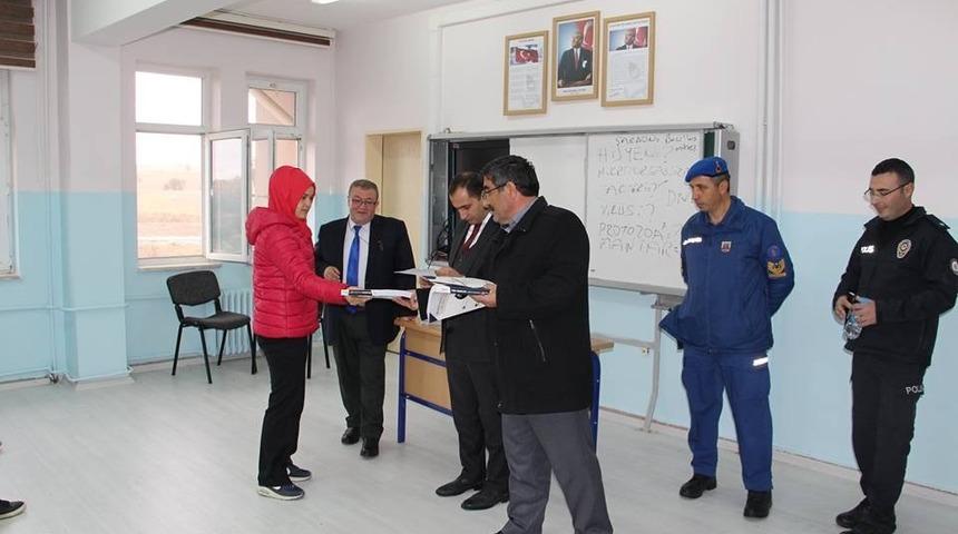 Dumlupınar&rsquo;da lise &ouml;ğrencilerine &uuml;niversite hazırlık kitabı