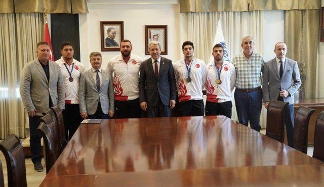 Dünya üçüncü olan milli takımda yer alan Egeli sporculardan rektöre ziyaret