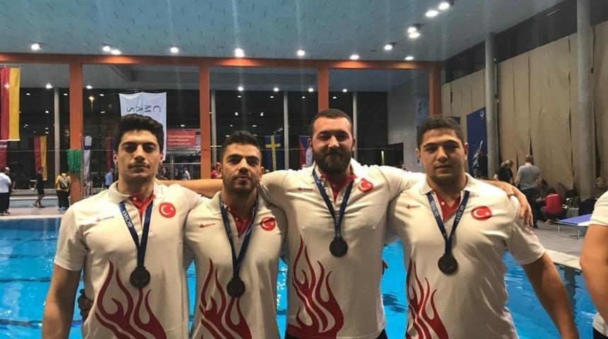 D&uuml;nya &uuml;&ccedil;&uuml;nc&uuml; olan milli takımda yer alan Egeli sporculardan rekt&ouml;re ziyaret