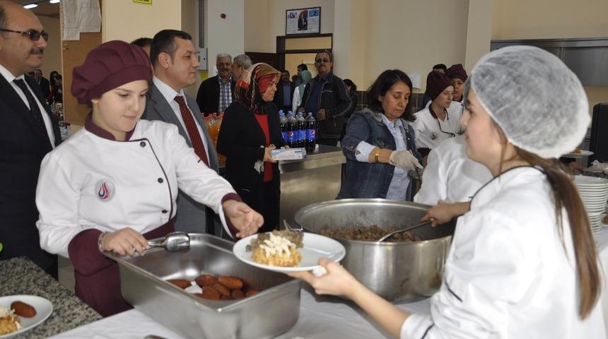 &Ouml;ğrenciler mutfaktaki h&uuml;nerlerini sergiledi