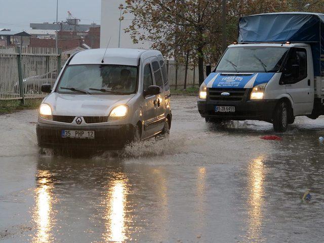 Turgutlu'da sağanak, su baskınlarına neden oldu