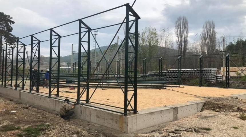 Vezirhan&rsquo;da Kapalı Halı Saha projesi devam ediyor