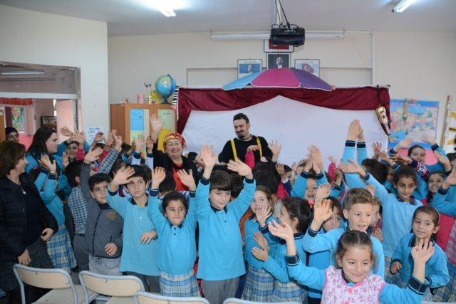 Torbalı’nın uzak mahallelerindeki çocuklar tiyatro oyununu çok sevdi