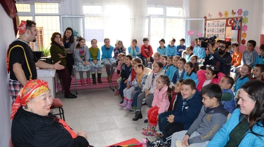 Torbalı&rsquo;nın uzak mahallelerindeki &ccedil;ocuklar tiyatro oyununu &ccedil;ok sevdi