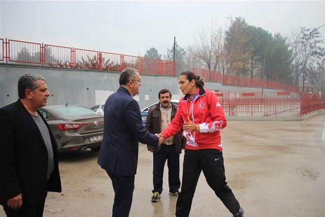 Dünya üçüncüsü Güneri için karşılama töreni düzenlendi