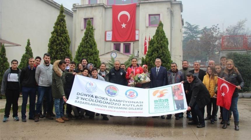 D&uuml;nya &uuml;&ccedil;&uuml;nc&uuml;s&uuml; G&uuml;neri i&ccedil;in karşılama t&ouml;reni d&uuml;zenlendi