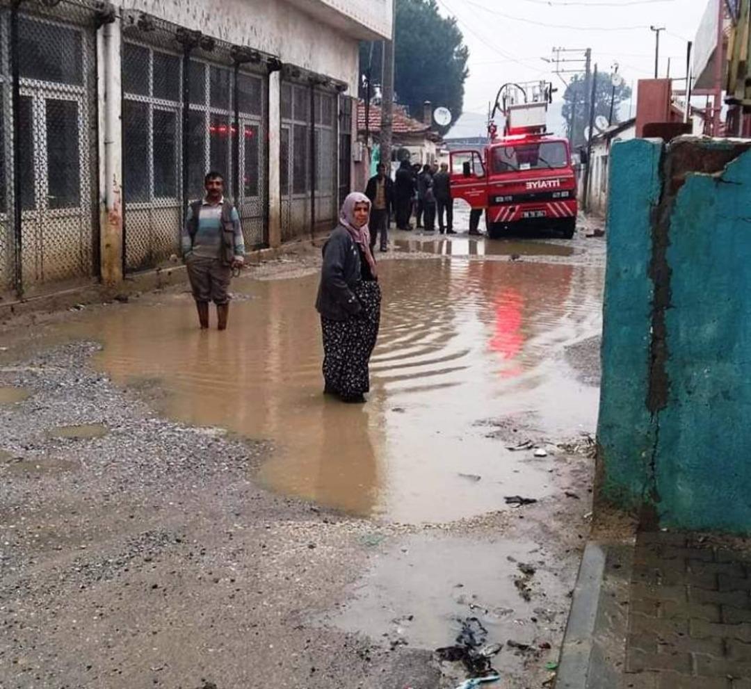 Sağanak yağmur Acarlar&rsquo;ı g&ouml;le &ccedil;evirdi