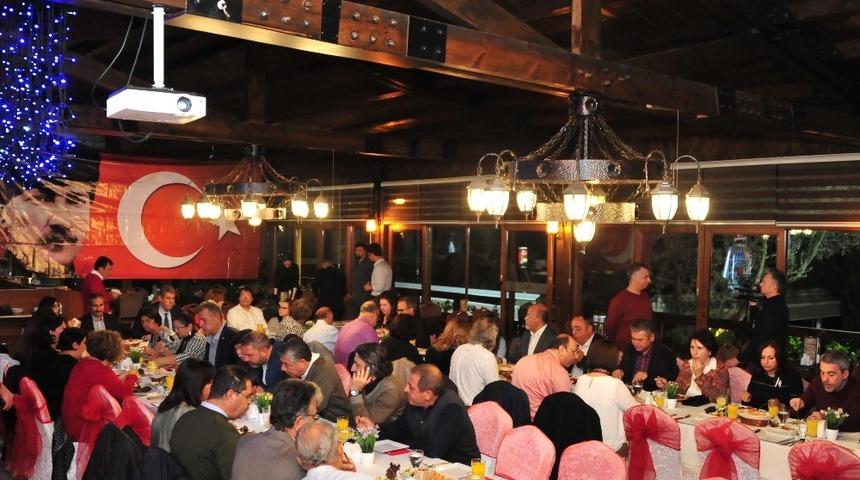 Bal&ccedil;ova&rsquo;da emekli olan &ouml;ğretmenlere teşekk&uuml;r yemeği