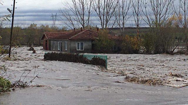 Edirne'de sağanak, su baskınlarına neden oldu, yollar kapandı(2)