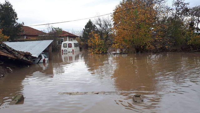 Edirne'de sağanak, su baskınlarına neden oldu, yollar kapandı(2)