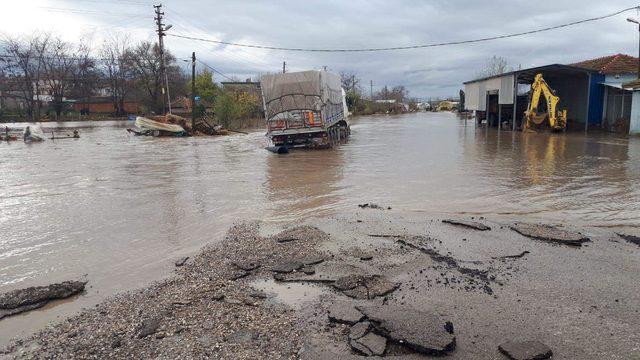 Edirne'de sağanak, su baskınlarına neden oldu, yollar kapandı(2)