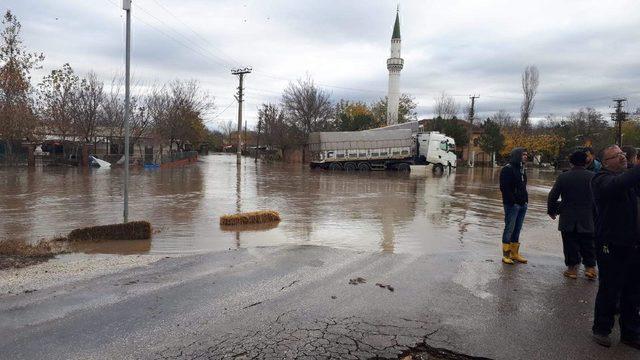 Edirne'de sağanak, su baskınlarına neden oldu, yollar kapandı(2)