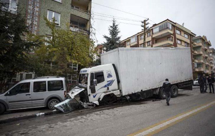 Freni boşalan kamyon, ortalığı savaş alanına çevirdi  G2