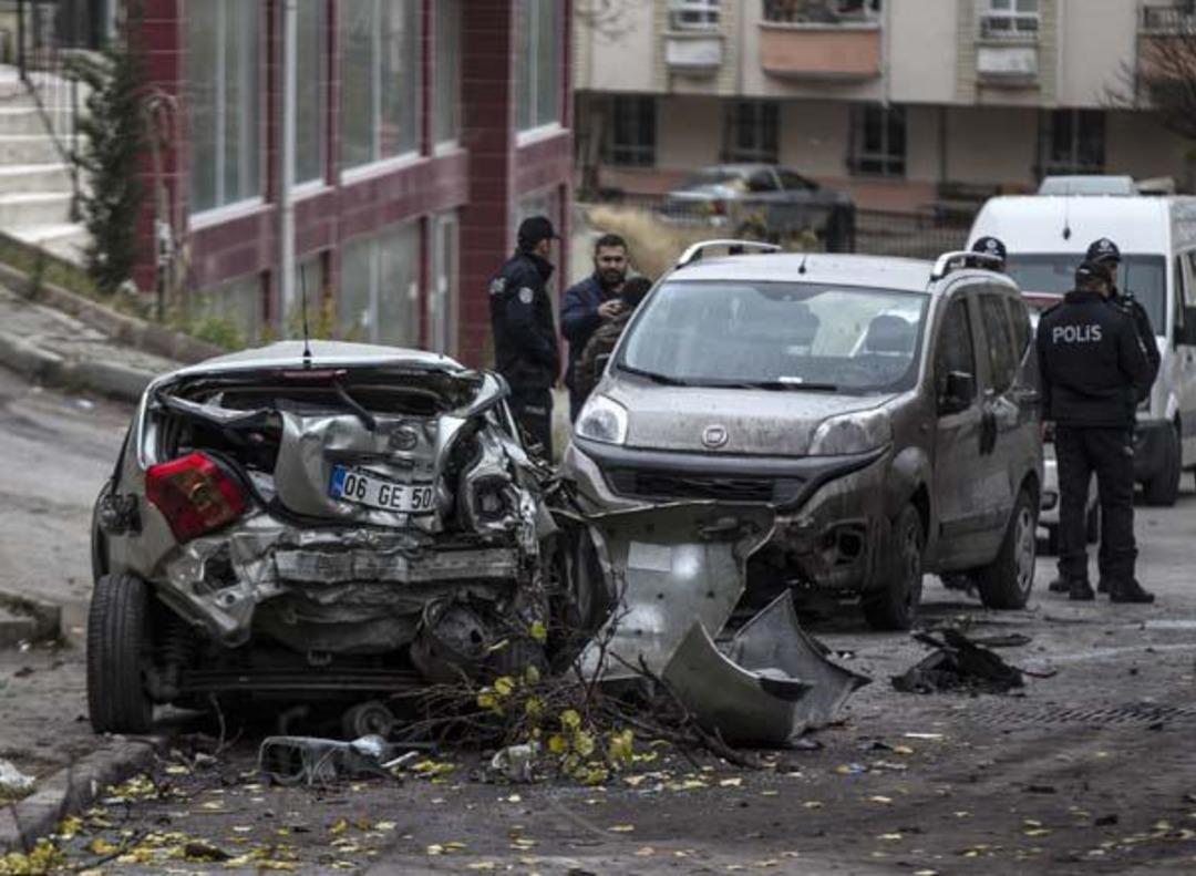 Freni boşalan kamyon, ortalığı savaş alanına &ccedil;evirdi 