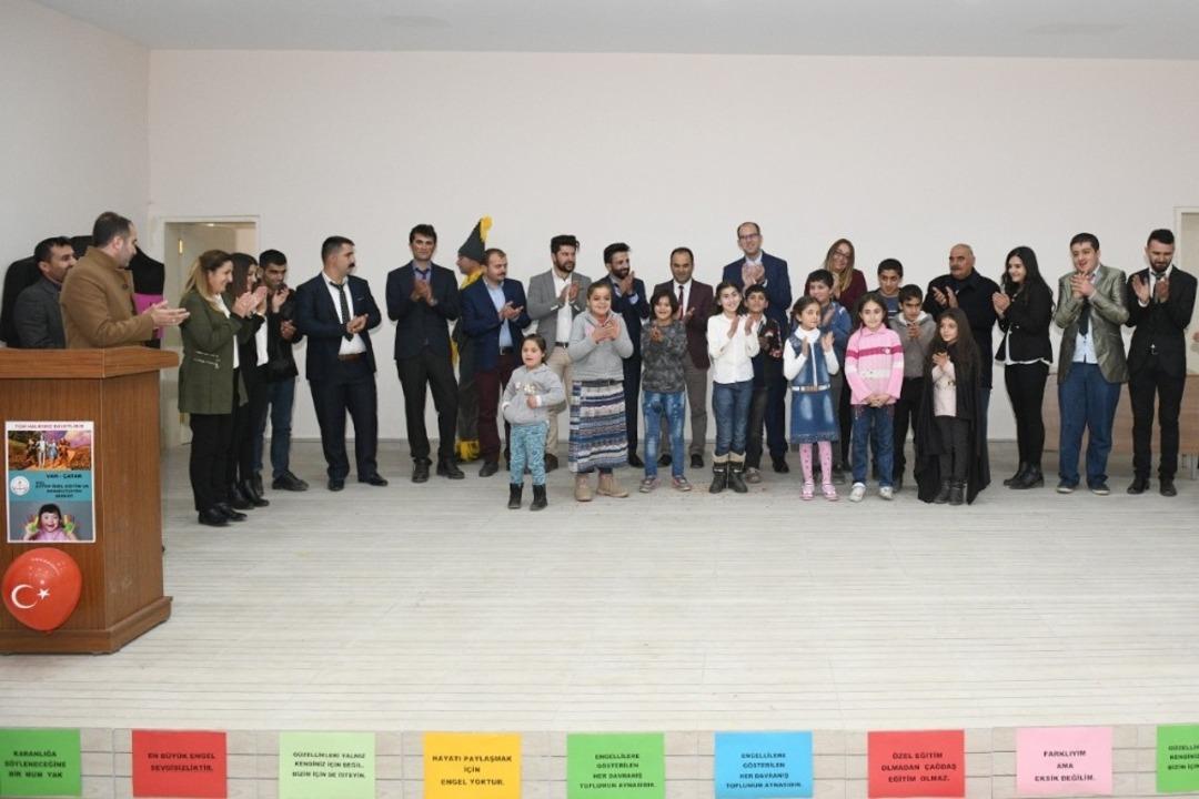 Engelli &ouml;ğrencilerin g&ouml;sterisi ayakta alkışlandı