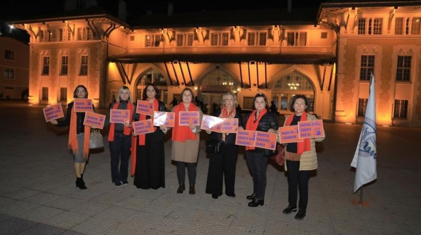 Tarihi B&uuml;y&uuml;ksaat ve İstasyon binası turuncuya b&uuml;r&uuml;nd&uuml;