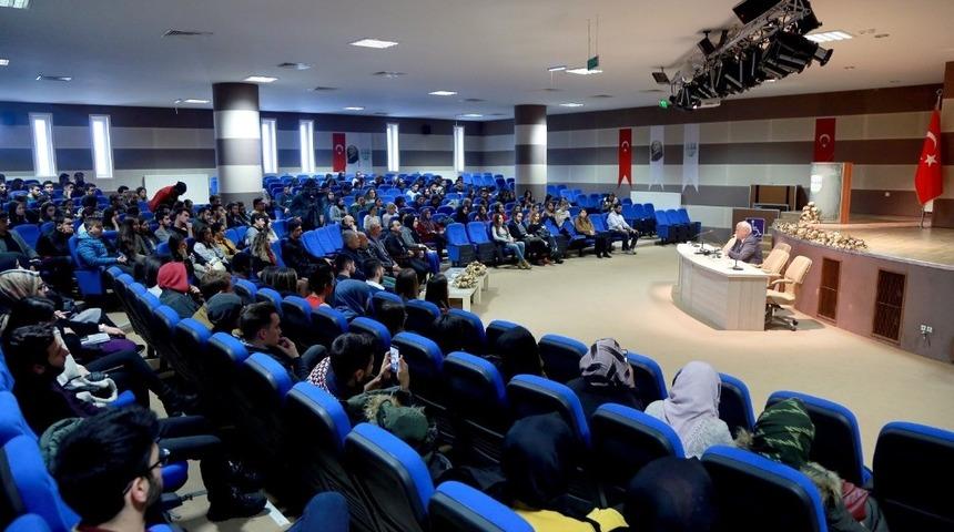 İş adamı Dizdar tecr&uuml;belerini &ouml;ğrencilerle paylaştı