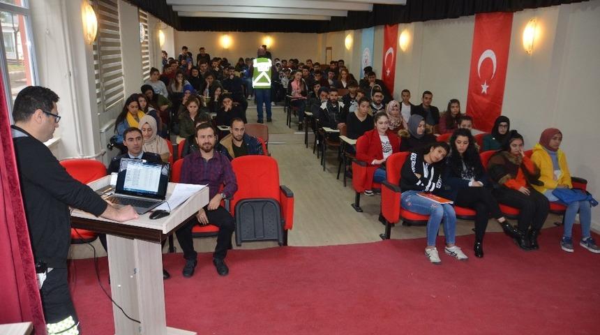 Üniversite öğrencilerine trafik semineri verildi