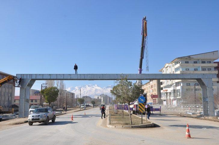 Yüksekova ilk üst geçidine kavuşuyor G1