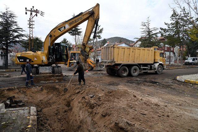 Isparta Belediyesi’nden Mehmet Tönge’de alt ve üstyapı çalışmaları