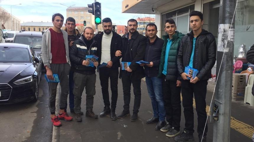 UMDER gen&ccedil;lere broş&uuml;r dağıttı