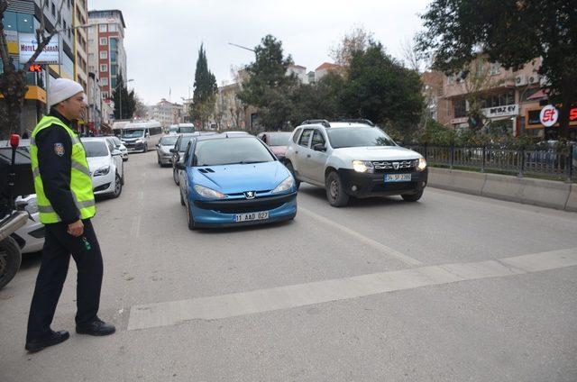 Yayalara yol vermeyen sürücüler uyarıldı